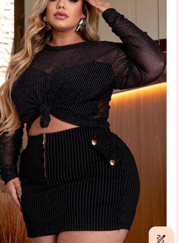 Conjunto Short Saia com Estampa de Risca de Giz+ Blusa de Tulê em Lurex Plus Size