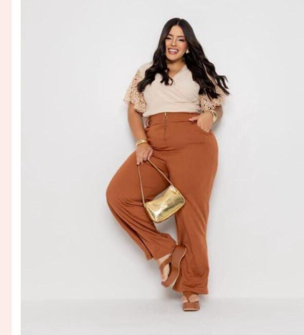 Blusa Cropped transpassada na cor preta (mesmo modelo da foto) ,com renda na Manga da blusa em tecido neoprene atrás + Calça neoprene Plus Size