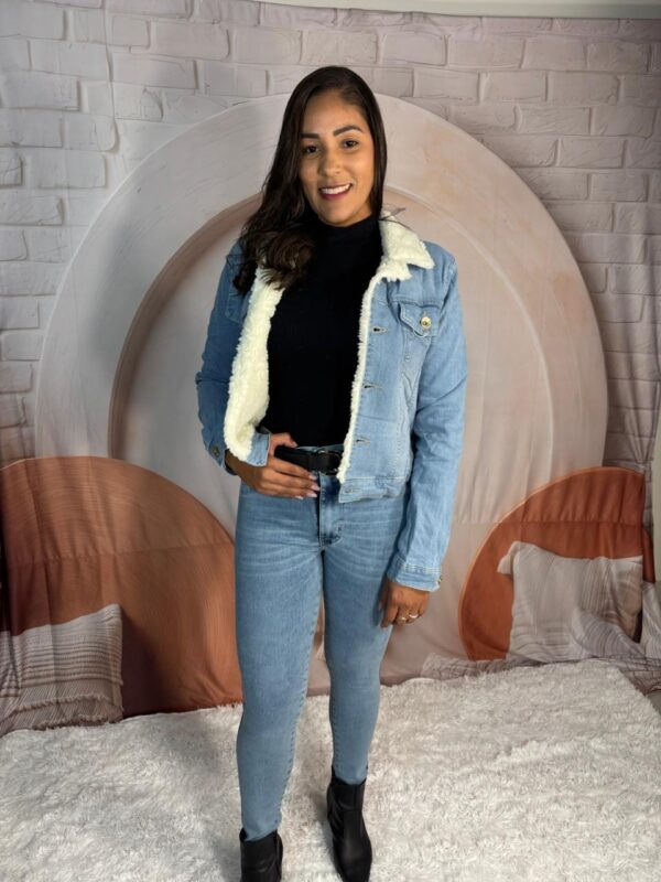 Jaqueta com Elastano possui pelo fake Jeans Claro - Imagem 2