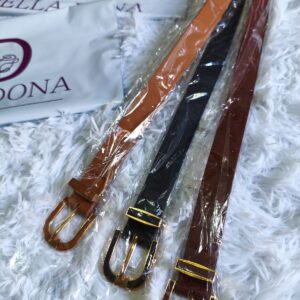 Cinto em couro com detalhes em dourado largura media