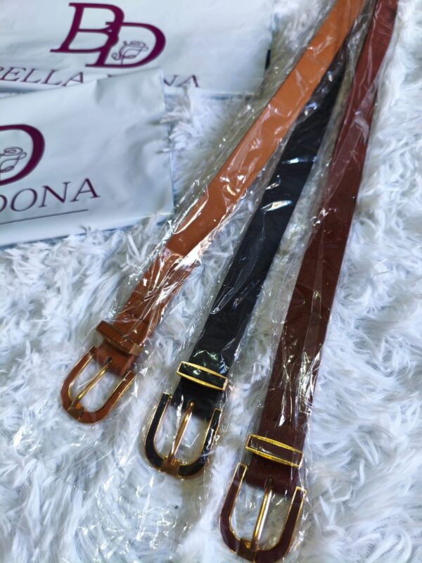 Cinto em couro com detalhes em dourado largura media