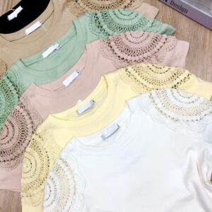 Tshirt com manga de Crochê